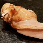 たかおか - (18)煮蛤(千葉県銚子産)
      非常に柔らかく薄味で煮られた蛤は、噛む毎に身の中から溢れ出す旨みに無口になってしまいます。
      蛤の味わいもいいいですが、穏やかで甘さを控えめにしたツメも好み