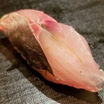 たかおか - (19)真鯵(千葉県金谷産)
      産卵期は春～夏、旬は秋～冬
      産卵期も近くなり脂のりは少し穏やかで、肉厚で旨みもあり味わいにも深みがあります
      当たり前ですが釣り師が船上放血神経〆をした鯵よりも断然美味しい