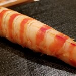 たかおか - (20)車海老(千葉県竹岡産)
      産卵期は初夏～初秋、旬は初夏～初秋。
      茹で立てに絶妙な冷ましを施し、軽めのヅケをしてあります
      ホクホクの旨みとは違った深みのある海老の旨みと甘みを楽しみます