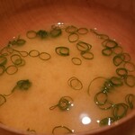 たかおか - (22)お味噌汁
      信州の白味噌に少し赤味噌を加えて味わいを整えているそう
      前回は車海老の殻に昆布、鮪節で出汁取りとお伺いしましたが、今回は聞き忘れ
      軟らかめの味を幾重にも重ねて出汁を取っています