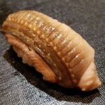 たかおか - (23)煮穴子(千葉県富津産)
      産卵期は初夏～初秋、旬は夏～秋
      東京のお寿司屋さんでも対馬産を使うお店が増えましたね
      脂のりが良くて江戸前の穴子の実力を見せつけられました
      強くないツメが美味しいですね