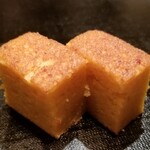 たかおか - (24)玉
      しっとり軟らか、ほんのりと甘い。
      芝海老の旨みと甘みでしょうか？
      多分、複雑に配合された出汁も入っていそう。