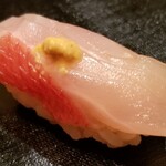 たかおか - (25)金目鯛(千葉県銚子産)
      産卵期は夏、旬は秋～晩冬。
      リクエストは金目鯛♪o(^o^)o
      骨とあらで取った出汁で漬け込まれ、金目鯛の美味しさが凝縮しています
      必ず１貫追加している気がする(笑)