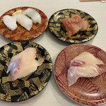 海鮮寿司とれとれ市場 - 赤貝、タイ、シマアジ、いか3種