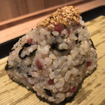 Omusubi Gombee - 梅ひじき玄米（アップ１）