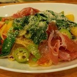 旬野菜のパスタ、生ハムのせ