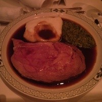 ロウリーズ・ザ・プライムリブ 大阪 - ステーキはロウリーカット(300g)。これをレアで。上にあるのが問題のマッシュポテト。