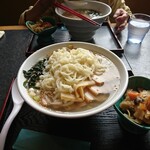 太助 - 母の柔らか麺を取り分けるとこうなってしまう