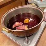 鳥つね自然洞 - お肉を煮ているところ