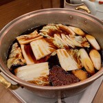 鳥つね自然洞 - 野菜を煮ているところ