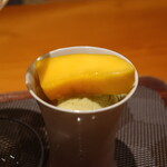 日本料理 幸庵 - ピスタチオアイス マンゴーと白桃乗せ