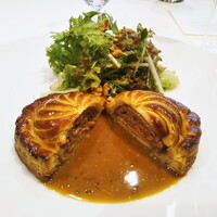 ソンブルイユ TOKYO - メイン　肉料理　鴨とフォアグラのパイ包み焼き　サラダ　ソースムータルド