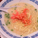 まるきんラーメン - 替玉（半分70円）投入後、胡麻と紅生姜を投入。