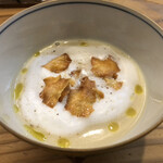 洋食彩酒 アンプリュス - 本日のスープ（百合根と菊芋のポタージュスープ。菊芋チップ）