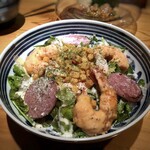 Toribudou - エビマヨと雲仙ハムのシーザーサラダ(980円）・・お野菜たっぷり、大きな海老が3尾、ハムも数切れ入ったボリュームある品。