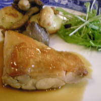 横濱元町 霧笛楼 - 鶏もも肉のコンフィ モリーユ茸のソース