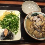 Marugame Seimen - あさりうどん(税込)630円 と 鮭むすび(税込)140円 (2021.04.04)