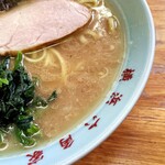 ラーメン六角家 - 鶏油たっぷりで旨味の強いスープ。