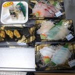 虹のマート - 刺身（青森県産ヒラメ、北海道産水タコ、カンパチ）＋寿司（雲丹、バッテラ）