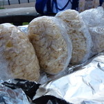 こづち - 【H24.9.15】ご主人に戴いた筍を友人がお結びにしてみました♪