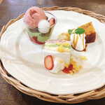 アフタヌーンティー・ティールーム - 料理写真:アフタヌーンティーセット　
(手前)ピスタチオとベリーのミモザショートケーキ
(左奥)抹茶と苺ゼリーのパフェ
(右奥)スイートポテトプディング