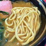 家系ラーメン とらきち家 - 王道家の麺は硬めオーダーでゴワゴワしてました。