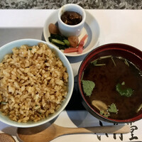 六角堂 - 定番のガーリックライス・赤だし・香の物