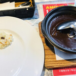 アムール - 土鍋ビーフカレー＝１０００円 税込
      １口のバターライスは遊び心