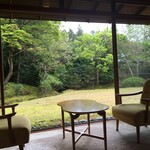 三養荘 - 広縁から庭を臨む。庭の端には小川が流れ、ず〜っとカエルの声と小鳥の囀りが聞こえる。