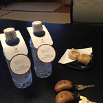 三養荘 - 部屋の鍵、無料の水、お茶菓子