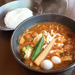 SAMA - 【2021年03月】ホルモンチーズ納豆カリー＠1,350円（トマトスープ、5辛、ライス少なめ150g）、提供時。