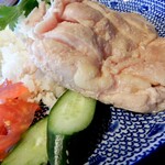 アジア食堂 新嘉坡鶏飯 - 蒸されブツ切りにされた鶏ムネ肉は、クセが無く、優しい味付けです。柔らかく、鶏の旨みがご飯に浸みています。