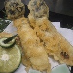 Katsugyo Nabeshima - 松茸の香りがひきたつ天ぷらです。すだちを絞ってお塩でお召し上がり下さい。