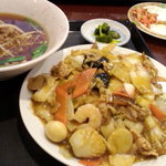 聚香閣 - 台湾ラーメンと中華丼のセット