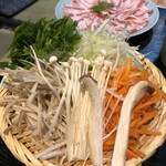Satsumaji - 鍋に入れる野菜写真