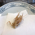 天ぷら新宿つな八 - 磯波５８３０円。車海老の頭。カラッと揚がり、味噌のコクも楽しめます（╹◡╹）