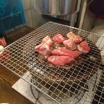 羊食市場しまだや - ジンギスカン鍋ではなく網焼きスタイルです。