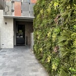 abysse - 外　　　　観 : 緑の壁が目印　扉は二重扉です。