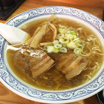 Fukusuke Shiyokudou - 続いてラーメンも着丼！
      優しい味わいの醤油味スープ、細ちぢれ麺。チャーシューではなく豚角煮。これが美味いんだわ♪