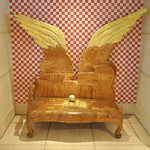 箱根ハイランドホテル ラウンジ - 天使の羽付き木製の椅子