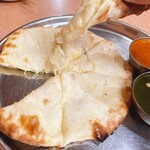 インド・ネパール料理レストラン&バー マリカ - チーズナン。中のチーズの厚みを見て欲しい！