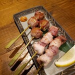 地産地笑＆個室ダイニング ぐらがら - モモ、トマト豚肉巻き