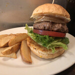 パントリー コヨーテ - クラシックビーフバーガー　930円税込