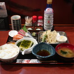 海鮮居酒家 七福水産 - 刺身と天ぷら定食