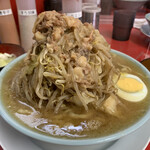 Ramen Fujimaru - 富士丸ラーメン各種コール ちょい野菜の割にこん盛りしてたのは、その下に巨大豚がいた為。