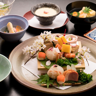 We offer a variety of kaiseki courses for both dinner and lunch.