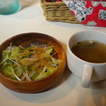 セットのコンソメ野菜スープとフレンチサラダ。