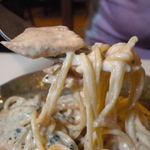 スイートバジル - 鮭とプリップリのパスタ。