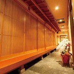 Higobashi Yukiya - 格子窓がズラリと並ぶ長い廊下が、どこか日本風情を感じます。