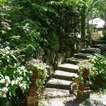 オーベルジュ・オー・ミラドー - 駐車場からテラスへ・・